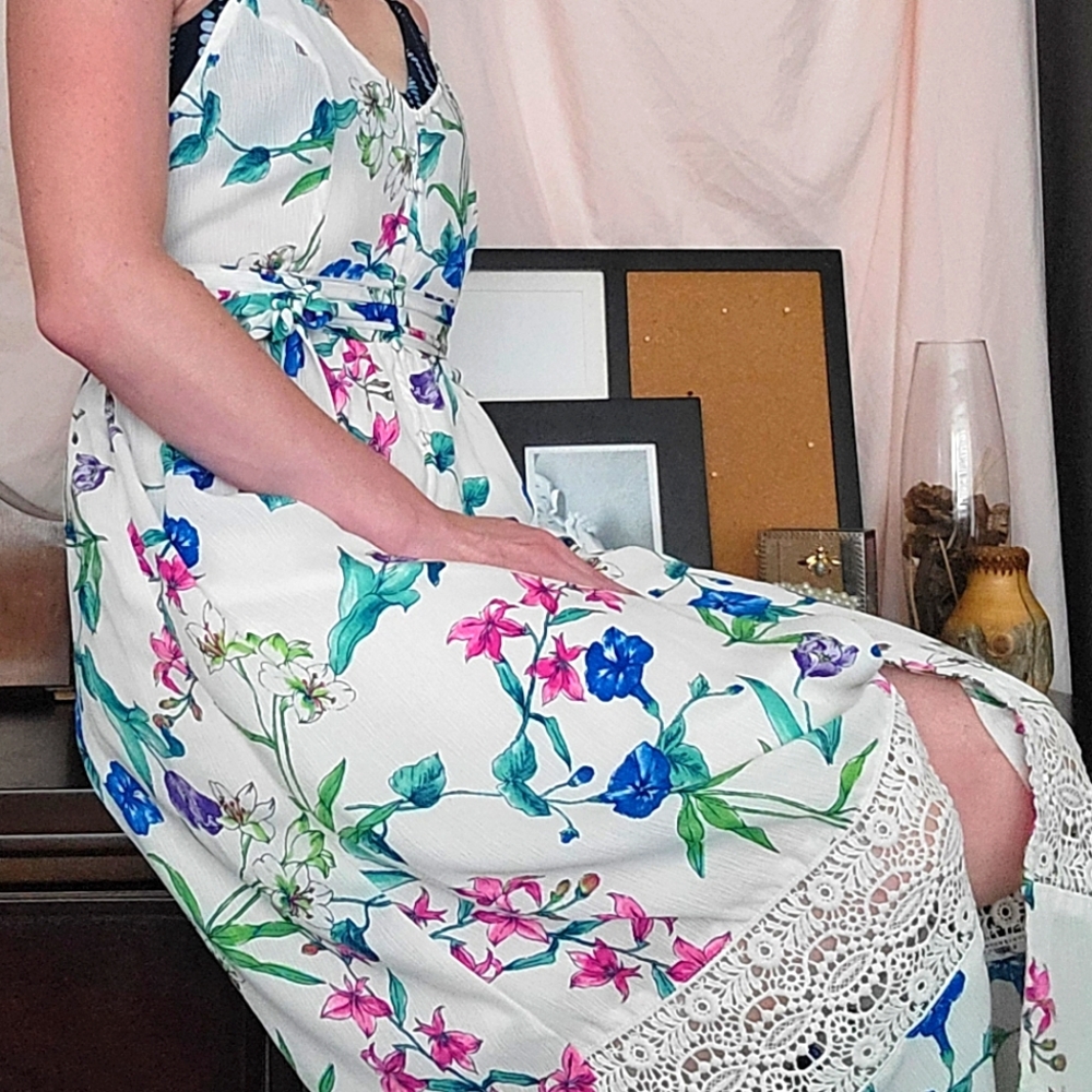 Beautiful dress - Picture 3 of 4